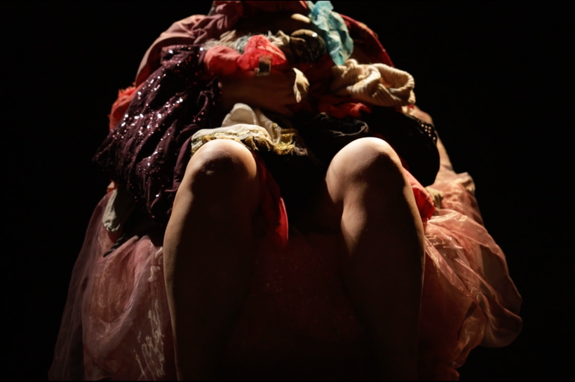 Emergency Dancers III. - Sádlo (Ridina Ahmedová). Záběr z videa.